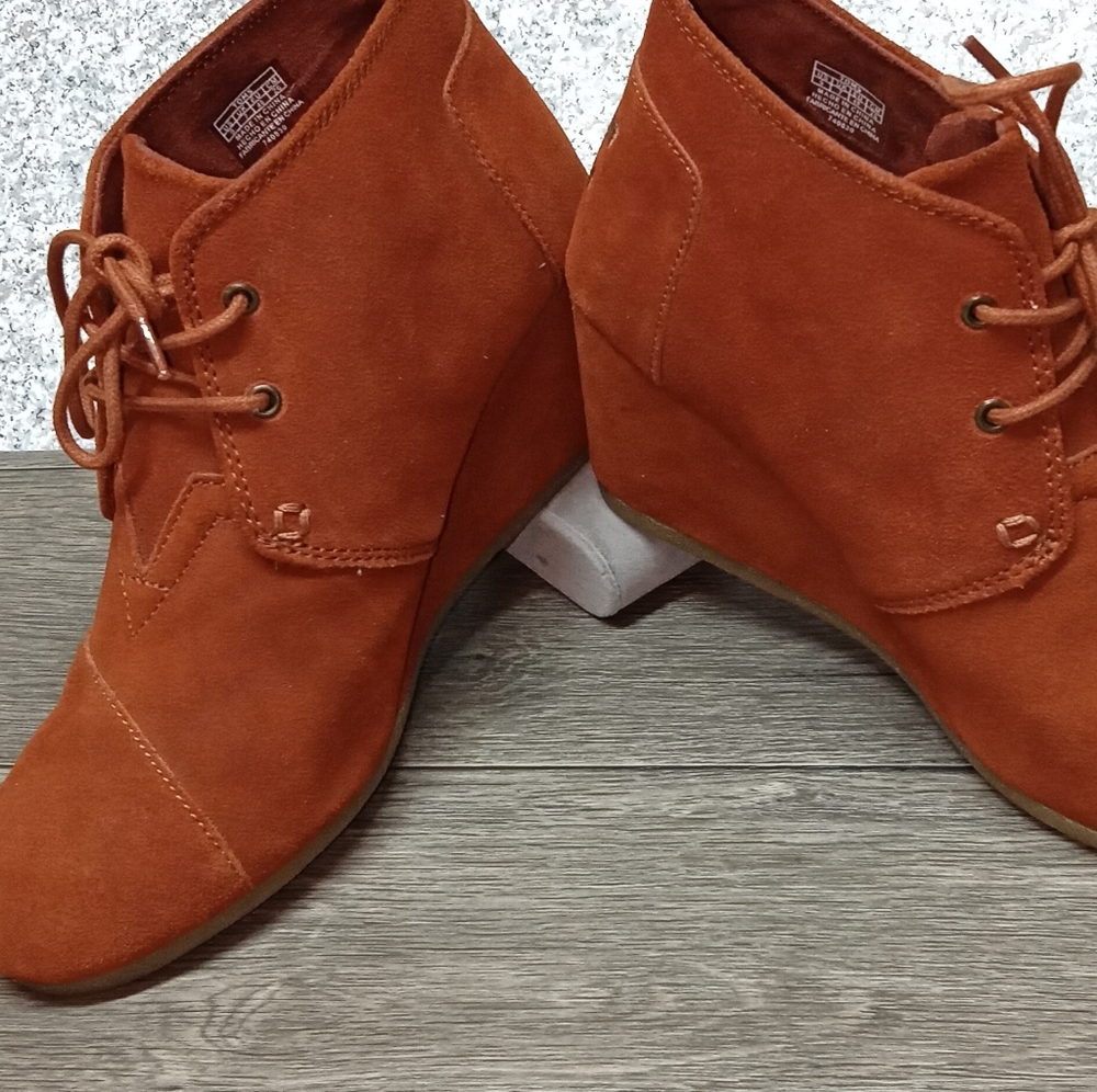 Toms wedge suede desert boots size 9w